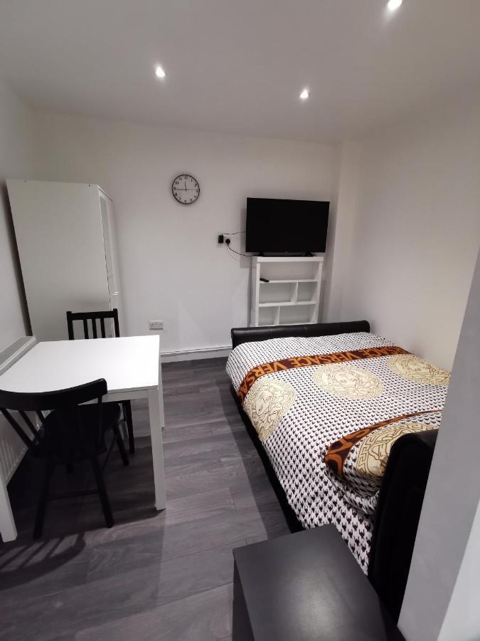 Studio Self Contained Double Bedroom لندن المظهر الخارجي الصورة