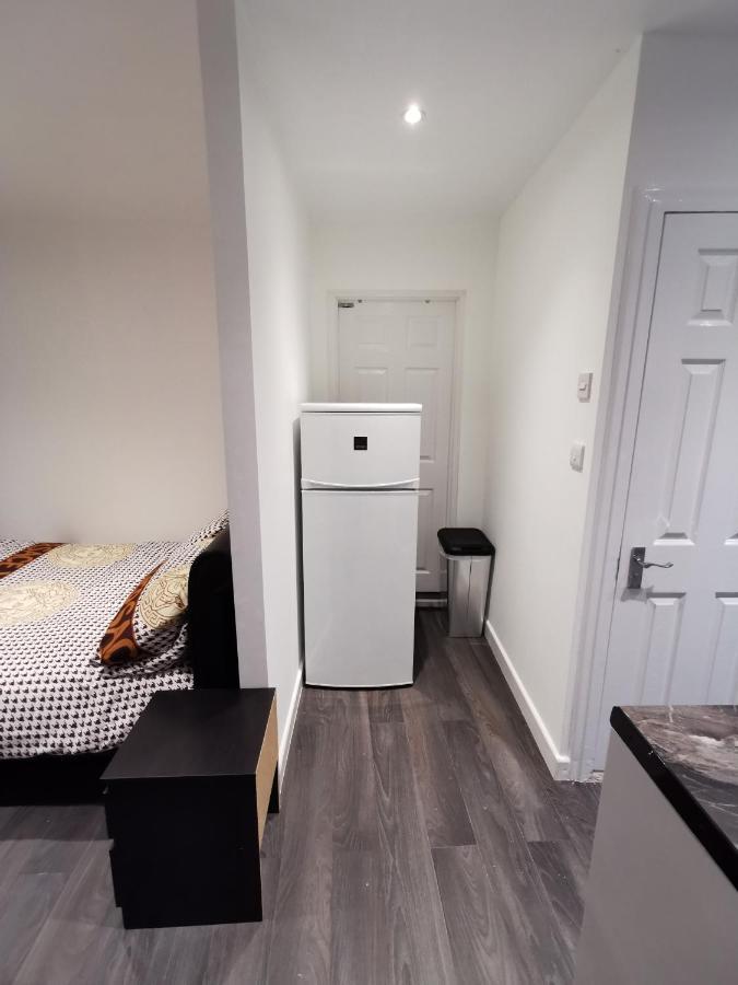 Studio Self Contained Double Bedroom لندن المظهر الخارجي الصورة